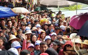Chùa Hương liên tục tắc nghẽn vì lượng khách đổ về tăng đột biến Chùa Hương liên tục tắc nghẽn vì lượng khách đổ về tăng đột biến
