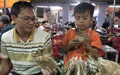 Cậu học trò lớp 3 bán hàng rong: ‘Con đi bán chứ không đi ăn xin’ Cậu học trò lớp 3 bán hàng rong: ‘Con đi bán chứ không đi ăn xin’