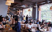 Quán cà phê, trà sữa đua nhau 'hét giá' vẫn đông nghẹt ngày Tết Quán cà phê, trà sữa đua nhau 'hét giá' vẫn đông nghẹt ngày Tết
