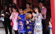 Ngộ nghĩnh cảnh các em nhỏ làm lễ tại Văn Miếu Ngộ nghĩnh cảnh các em nhỏ làm lễ tại Văn Miếu