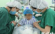Bé gái 3 tuổi bị chẩn đoán ung thư vú sau khi mẹ phát hiện những dấu chấm đỏ bất thường Bé gái 3 tuổi bị chẩn đoán ung thư vú sau khi mẹ phát hiện những dấu chấm đỏ bất thường