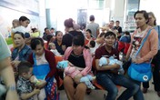 Đà Nẵng: Phụ huynh xếp hàng từ tờ mờ sáng chờ tiêm vaccine 6 trong 1 cho con Đà Nẵng: Phụ huynh xếp hàng từ tờ mờ sáng chờ tiêm vaccine 6 trong 1 cho con