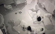 Cô trông trẻ nằm đè lên đầu bé 11 tháng tuổi khiến bé tử vong vì lý do này Cô trông trẻ nằm đè lên đầu bé 11 tháng tuổi khiến bé tử vong vì lý do này