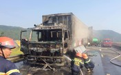 Hà Tĩnh: Xe chở hoa quả bốc cháy dữ dội khi đang lưu thông trên đường Hà Tĩnh: Xe chở hoa quả bốc cháy dữ dội khi đang lưu thông trên đường