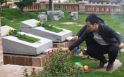 Giàu - nghèo tiết Thanh minh: Chi 200 triệu đồng cho việc chăm sóc mộ bố ở nghĩa trang Giàu - nghèo tiết Thanh minh: Chi 200 triệu đồng cho việc chăm sóc mộ bố ở nghĩa trang