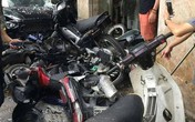Hà Nội: Lao lên vỉa hè, xế hộp đâm hàng loạt xe máy Hà Nội: Lao lên vỉa hè, xế hộp đâm hàng loạt xe máy