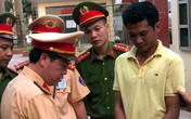 CSGT bắt giữ tên cướp dí súng vào người phụ nữ cướp xe máy CSGT bắt giữ tên cướp dí súng vào người phụ nữ cướp xe máy
