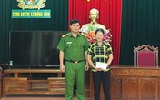 Khen thưởng người phụ nữ nghèo nhặt được 15 triệu nhờ công an tìm chủ nhân Khen thưởng người phụ nữ nghèo nhặt được 15 triệu nhờ công an tìm chủ nhân