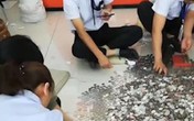 Khách mang tiền xu đi mua ô tô, cả đại lý phải đếm suốt 3 ngày Khách mang tiền xu đi mua ô tô, cả đại lý phải đếm suốt 3 ngày