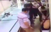 Hà Nội: Cướp tiệm vàng, nam thanh niên bị người dân "hạ đo ván" Hà Nội: Cướp tiệm vàng, nam thanh niên bị người dân "hạ đo ván"