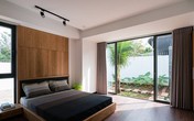 Ngôi nhà vườn ở ngoại ô xanh tươi, trong lành với cây cối tỏa bóng nắng quanh nhà Ngôi nhà vườn ở ngoại ô xanh tươi, trong lành với cây cối tỏa bóng nắng quanh nhà