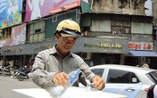Oằn mình mưu sinh dưới nắng nóng như “đổ lửa” Oằn mình mưu sinh dưới nắng nóng như “đổ lửa”
