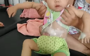 Đau xót cảnh bé gái 18 tháng tuổi, nặng 6kg, 3 lần phẫu thuật vẫn phải treo ruột ngoài thành bụng Đau xót cảnh bé gái 18 tháng tuổi, nặng 6kg, 3 lần phẫu thuật vẫn phải treo ruột ngoài thành bụng