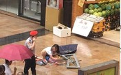 Bé trai bị cửa sổ rơi trúng người tử vong, gia đình yêu cầu bồi thường 19 tỉ đồng Bé trai bị cửa sổ rơi trúng người tử vong, gia đình yêu cầu bồi thường 19 tỉ đồng