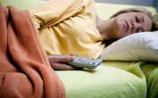 Ngủ mà vẫn để tivi bật sẽ dẫn tới hậu quả mà chị em nào cũng sợ Ngủ mà vẫn để tivi bật sẽ dẫn tới hậu quả mà chị em nào cũng sợ