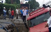 Hà Nội: Nhiều hộ dân mất nước sau sự cố xe container làm vỡ đường ống Hà Nội: Nhiều hộ dân mất nước sau sự cố xe container làm vỡ đường ống