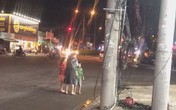 'Nóng mắt' cảnh vợ bụng mang dạ chửa vẫn bị chồng đánh đập giữa đường, 2 con nhỏ sợ hãi nem nép sau lưng 'Nóng mắt' cảnh vợ bụng mang dạ chửa vẫn bị chồng đánh đập giữa đường, 2 con nhỏ sợ hãi nem nép sau lưng