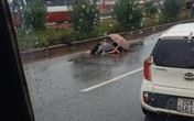 Người chồng ngồi ôm thi thể vợ khóc ngất trên cao tốc Người chồng ngồi ôm thi thể vợ khóc ngất trên cao tốc