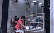 Chủ quán chặt chém khách rồi lên giọng 'đắt đừng có ăn' Chủ quán chặt chém khách rồi lên giọng 'đắt đừng có ăn'