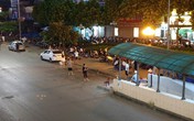 Nhốn nháo cảnh tranh giành khách giữa đường phố Hà Nội Nhốn nháo cảnh tranh giành khách giữa đường phố Hà Nội