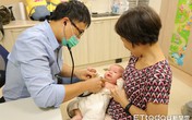 Bé trai sốt 5 ngày không khỏi, nhiễm trùng cao gấp 13 lần thông thường: Bác sĩ nhắc mẹ việc cần làm khi con bị sốt Bé trai sốt 5 ngày không khỏi, nhiễm trùng cao gấp 13 lần thông thường: Bác sĩ nhắc mẹ việc cần làm khi con bị sốt