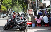 Để vỉa hè không bị “nuốt” Để vỉa hè không bị “nuốt”