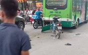 Hà Nội: Ô tô con mất lái đâm hàng loạt phương tiện, nhiều mảnh vỡ vương vãi khắp đường Hà Nội: Ô tô con mất lái đâm hàng loạt phương tiện, nhiều mảnh vỡ vương vãi khắp đường