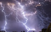 Ngồi nghịch điện thoại trong nhà, một nam thanh niên bị sét đánh chết Ngồi nghịch điện thoại trong nhà, một nam thanh niên bị sét đánh chết