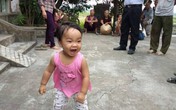 Vụ mẹ đem con bỏ ở chùa vì "còn đi lấy chồng": Nhiều người muốn nhận nuôi bé gái kháu khỉnh Vụ mẹ đem con bỏ ở chùa vì "còn đi lấy chồng": Nhiều người muốn nhận nuôi bé gái kháu khỉnh