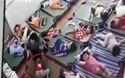 Nhìn áo con dính máu, người mẹ xem camera nhà trẻ và phát hiện sự thật phẫn nộ Nhìn áo con dính máu, người mẹ xem camera nhà trẻ và phát hiện sự thật phẫn nộ