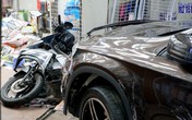 Ôtô tông 6 xe máy ở Sài Gòn, hai người bị thương Ôtô tông 6 xe máy ở Sài Gòn, hai người bị thương