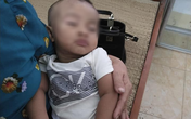 Bé trai bụ bẫm bị bỏ rơi giữa đường kèm phong bì 1 triệu đồng nhờ người nuôi giúp Bé trai bụ bẫm bị bỏ rơi giữa đường kèm phong bì 1 triệu đồng nhờ người nuôi giúp