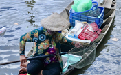 Phóng sinh Rằm tháng 7: Chim vừa sổ lồng, cá được thả xuống sông chưa kịp bơi đã bị đặt bẫy, chích điện vớt lên bán lại cho khách Phóng sinh Rằm tháng 7: Chim vừa sổ lồng, cá được thả xuống sông chưa kịp bơi đã bị đặt bẫy, chích điện vớt lên bán lại cho khách