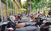 Nhà sách, hàng ăn“mua” được lòng, lề đường? Nhà sách, hàng ăn“mua” được lòng, lề đường?