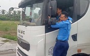 Thanh tra giao thông "đánh đu" trên xe quá tải né trạm cân gần 3km Thanh tra giao thông "đánh đu" trên xe quá tải né trạm cân gần 3km