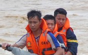 Hình ảnh lay động lòng người của những chiến sỹ công an dầm mình trong nước lũ cứu người Hình ảnh lay động lòng người của những chiến sỹ công an dầm mình trong nước lũ cứu người
