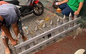 Mâu thuẫn cá nhân, một chủ nhà làm rào chắn trên vỉa hè bằng chông nhọn hoắt khiến dân mạng bức xúc Mâu thuẫn cá nhân, một chủ nhà làm rào chắn trên vỉa hè bằng chông nhọn hoắt khiến dân mạng bức xúc