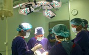CỰC KỲ HIẾM GẶP: Thay khớp háng 2 bên cùng một lúc cho bệnh nhân bị gãy cổ xương đùi CỰC KỲ HIẾM GẶP: Thay khớp háng 2 bên cùng một lúc cho bệnh nhân bị gãy cổ xương đùi