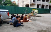 Gia đình thắp hương cầu siêu cho bé trai lớp 1 bị bỏ quên trên xe đưa đón của trường Gateway Gia đình thắp hương cầu siêu cho bé trai lớp 1 bị bỏ quên trên xe đưa đón của trường Gateway
