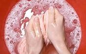 Bé 6 tuổi đã lây bệnh phụ khoa: BS phát hiện thủ phạm là sai lầm khi giặt đồ nhiều mẹ mắc Bé 6 tuổi đã lây bệnh phụ khoa: BS phát hiện thủ phạm là sai lầm khi giặt đồ nhiều mẹ mắc