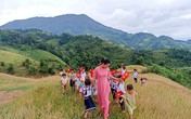 Rưng rưng cô giáo lội nước lũ vào giữ trường, 'cõng' khai giảng lên núi Rưng rưng cô giáo lội nước lũ vào giữ trường, 'cõng' khai giảng lên núi