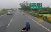 Kinh hoàng cô gái bị giật túi xách ngã văng vào làn đường ô tô ngay trước mũi xe lớn đang di chuyển Kinh hoàng cô gái bị giật túi xách ngã văng vào làn đường ô tô ngay trước mũi xe lớn đang di chuyển