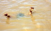 Bố mẹ không để ý, 2 chị em ruột 3 và 5 tuổi ngã xuống ao đuối nước thương tâm Bố mẹ không để ý, 2 chị em ruột 3 và 5 tuổi ngã xuống ao đuối nước thương tâm