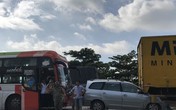 Xe giường nằm và xe tải kẹp nát xe 7 chỗ ở dốc Thiên Thu Xe giường nằm và xe tải kẹp nát xe 7 chỗ ở dốc Thiên Thu