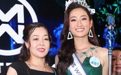 Mẹ Hoa hậu Thùy Linh: 'Chúng tôi không mua giải cho con' Mẹ Hoa hậu Thùy Linh: 'Chúng tôi không mua giải cho con'
