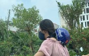 Cô gái trẻ đội mũ bảo hiểm theo phong cách "độc lạ", thản nhiên chạy xe trên phố khiến nhiều người tranh cãi Cô gái trẻ đội mũ bảo hiểm theo phong cách "độc lạ", thản nhiên chạy xe trên phố khiến nhiều người tranh cãi