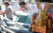 Người dân đội nắng sắm lễ cúng rằm tháng 7, cốp ô tô chất đống vàng mã Người dân đội nắng sắm lễ cúng rằm tháng 7, cốp ô tô chất đống vàng mã