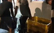 Xe tải lật ngang, gần 3 tấn cá rô bò lổn nhổn trên quốc lộ Xe tải lật ngang, gần 3 tấn cá rô bò lổn nhổn trên quốc lộ