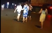 Xôn xao clip người chồng dừng xe giữa đường, xô ngã vợ rồi gào thét: "Đánh đi, đánh tiếp đi, mình mày biết điên à?" Xôn xao clip người chồng dừng xe giữa đường, xô ngã vợ rồi gào thét: "Đánh đi, đánh tiếp đi, mình mày biết điên à?"