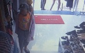 Xôn xao đoạn clip mẹ giả vờ xem đồ, xúi con nhỏ trộm điện thoại trong shop quần áo Xôn xao đoạn clip mẹ giả vờ xem đồ, xúi con nhỏ trộm điện thoại trong shop quần áo